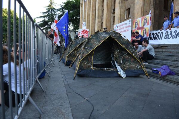 Протестующие установили палатки у здания парламента. где разместились шесть участников голодовки - Sputnik Грузия