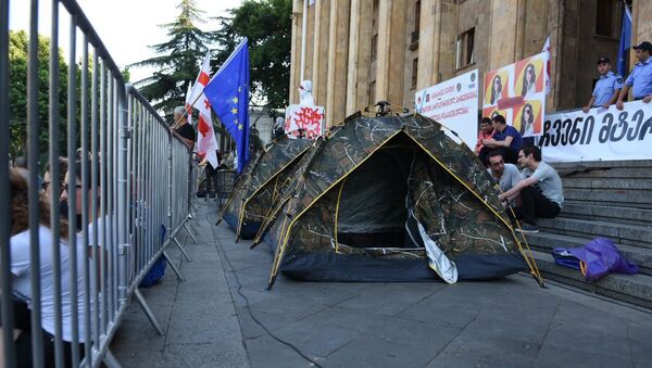 Палатки на акции протеста у здания парламента Грузии - Sputnik Грузия