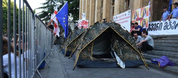 Палатки на акции протеста у здания парламента Грузии - Sputnik Грузия