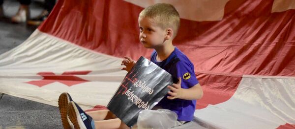 აქციის ბევრ მონაწილეს მიტინგზე ბავშვები მიყავს აქციის ბევრ მონაწილეს მიტინგზე ბავშვები მიყავს - Sputnik საქართველო