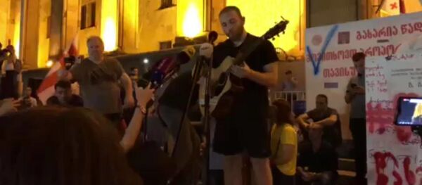 Не стреляйте в гитариста - видео с акции протеста у парламента Грузии - Sputnik Грузия