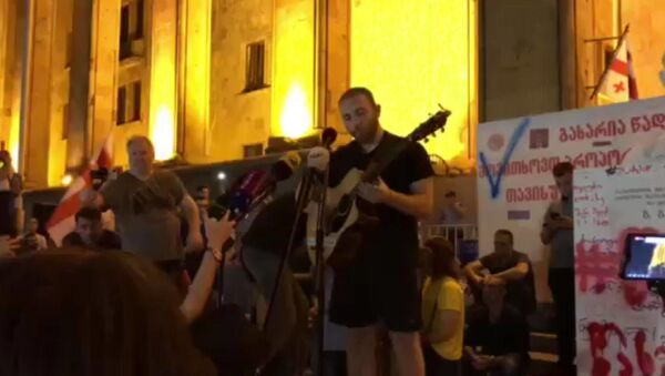 Не стреляйте в гитариста - видео с акции протеста у парламента Грузии - Sputnik Грузия