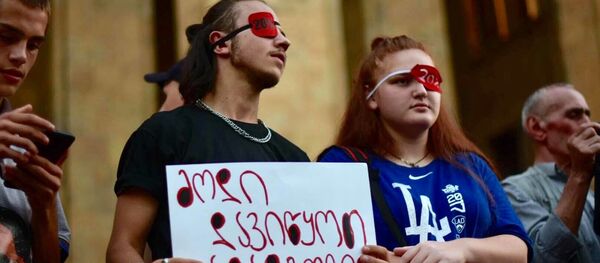 Акция протеста у парламента Грузии. Митингующие с плакатами - Sputnik Грузия