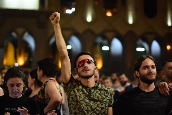 Повязки на глазах протестующих стали символом борьбы с насилием после разгона акции в ночь на 21 июня - Sputnik Грузия