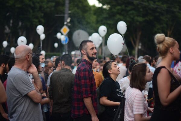В знак стремления к миру участники акции запустили в небо белые шары - Sputnik Грузия
