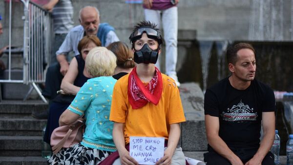 Молодой участник акции протеста у парламента Грузии - Sputnik Грузия