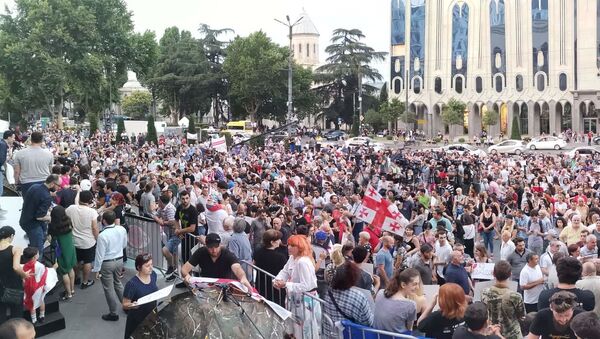 Неделя протестов в столице Грузии: у парламента возобновился митинг - видео - Sputnik Грузия