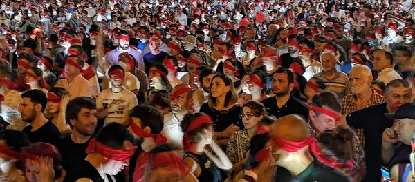 Митингующие с красными повязками. Седьмой день акции у парламента Грузии - Sputnik Грузия