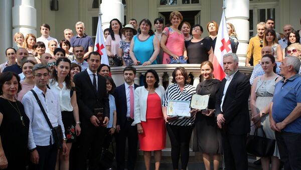 Президент Грузии Саломе Зурабишвили наградила Орденом Чести врачей - Sputnik Грузия