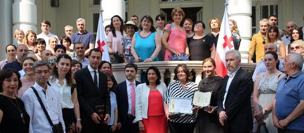 Президент Грузии Саломе Зурабишвили наградила Орденом Чести врачей Президент Грузии Саломе Зурабишвили наградила Орденом Чести врачей - Sputnik Грузия