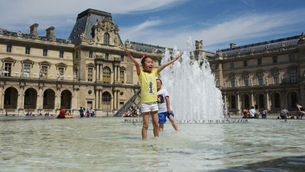 Дети играют в фонтане перед зданием Лувра в Париже - Sputnik Грузия