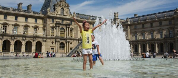 Дети играют в фонтане перед зданием Лувра в Париже - Sputnik Грузия