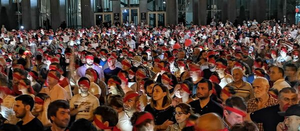 ოთხშაბათს ღამით ასობით მომიტინგემ თვალი წითელი სახვევით აიხვია ოთხშაბათს ღამით ასობით მომიტინგემ თვალი წითელი სახვევით აიხვია - Sputnik საქართველო