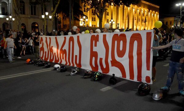 Участники протеста в Тбилиси пересели на мопеды: шествие прошло зрелищно - Sputnik Грузия