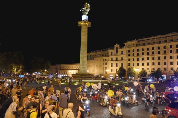 Участники протеста в Тбилиси пересели на мопеды: шествие прошло зрелищно - Sputnik Грузия