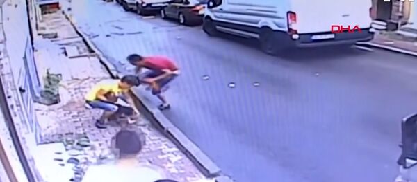 გამვლელმა მეორე სართულიდან გადმოვარდნილი ბავშვი დაიჭირა გამვლელმა მეორე სართულიდან გადმოვარდნილი ბავშვი დაიჭირა - Sputnik საქართველო