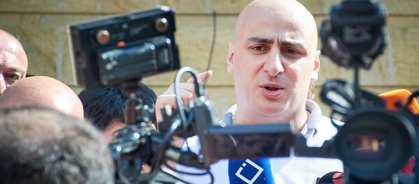 Ника Мелия обращается к своим сторонникам у здания суда - Sputnik Грузия