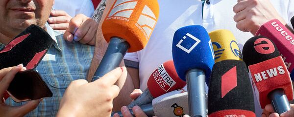 Микрофоны Рустави2 и других грузинских телеканалов Микрофоны Рустави2 и других грузинских телеканалов - Sputnik Грузия