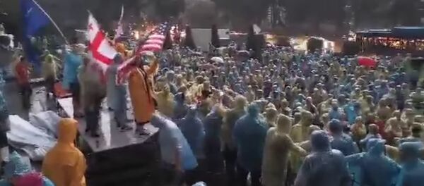 თბილისში მომიტინგეებმა წვიმის დროს აქცია განაგრძეს თბილისში მომიტინგეებმა წვიმის დროს აქცია განაგრძეს - Sputnik საქართველო