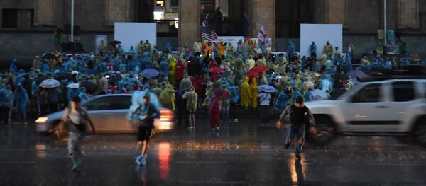 Протестующие в столице Грузии в сильный дождь продолжали митинг - видео - Sputnik Грузия