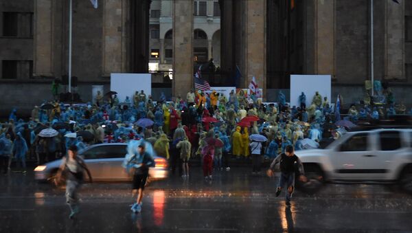 Протестующие в столице Грузии в сильный дождь продолжали митинг - видео - Sputnik Грузия