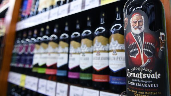 Грузинское вино Киндзмараули на полках магазина в Москве - Sputnik Грузия
