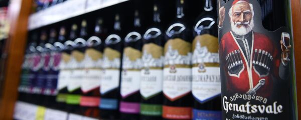 Грузинское вино Киндзмараули на полках магазина в Москве - Sputnik Грузия