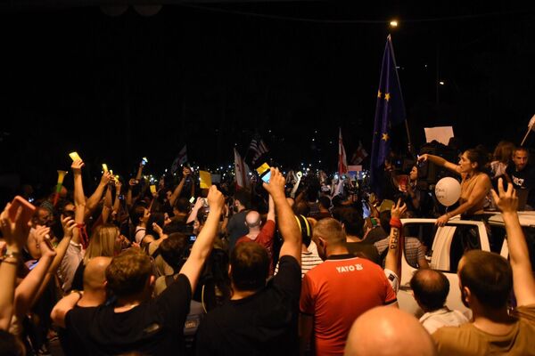 У резиденции Бидзины Иванишвили протестующие также скандировали Уходи! - Sputnik Грузия