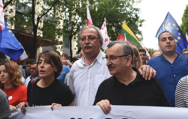 В шествии вместе с молодежными активистами приняли участие грузинские политики. На фото - лидер партии Единое национальное движение Григол Вашадзе и его сторонники - Sputnik Грузия
