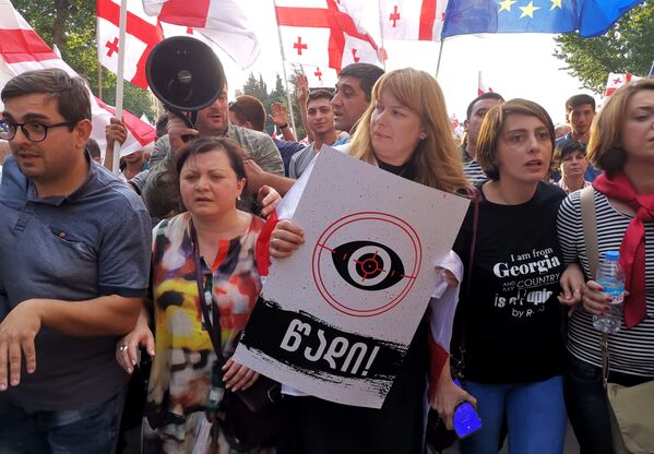 Супруга Михаила Саакашвили - Сандра Рулофс, участвует в шествии, держа в руках плакат с требованием отставки Георгия Гахария - Sputnik Грузия
