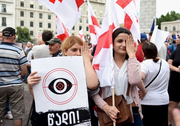 Закрывая глаза, протестующие символично указывают на последствия разгона первой акции в ночь с 20 на 21 июня в Тбилиси - тогда резиновыми пулями выбило глаза у двух участников акции протеста - Sputnik Грузия