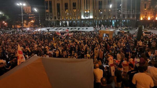 Протестующие у парламента Грузии развернули огромный баннер с требованием отставки Гахария - видео - Sputnik Грузия