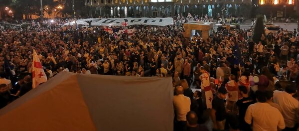 Протестующие у парламента Грузии развернули огромный баннер с требованием отставки Гахария - видео - Sputnik Грузия