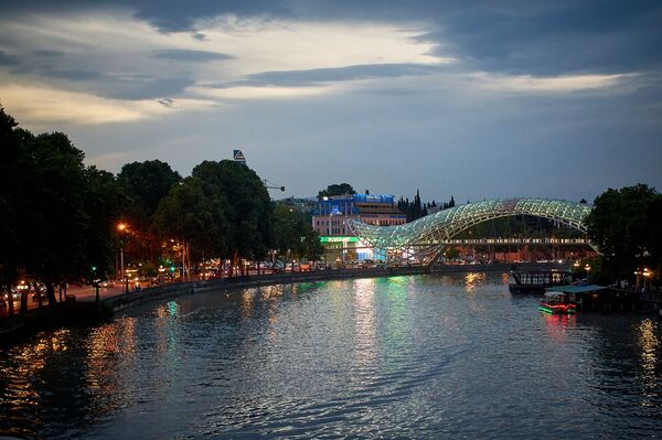 Уикенд в Тбилиси 9-11 августа: вечеринки у бассейна, гонки и ночное небо - Sputnik Грузия