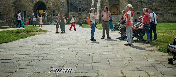 Туристы осматривают храм Светицховели - Sputnik Грузия