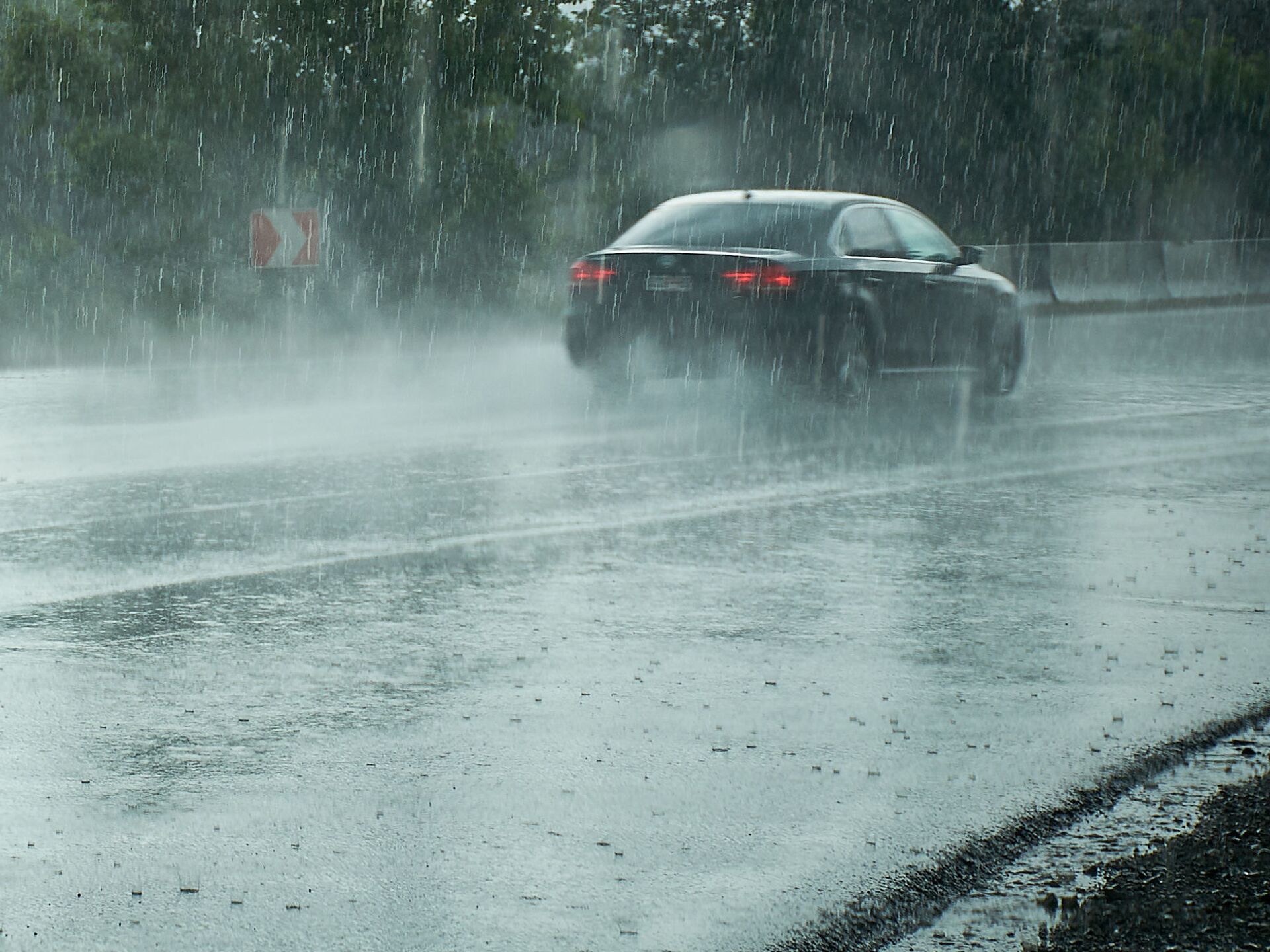 Приехал в екатеринбург тут дождь. Машина дождь. Авто в дождь. Машина под дождем. Сильный ливень.