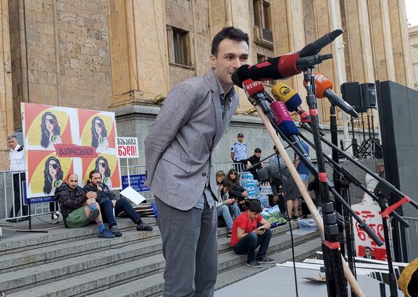  Один из организаторов акции у парламента Грузии Шота Дигмелашвили заявляет, что протесты будут продолжаться, пока министр не уйдет в отставку - Sputnik Грузия