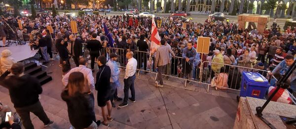 На акции протеста у парламента Грузии пели и танцевали - видео - Sputnik Грузия