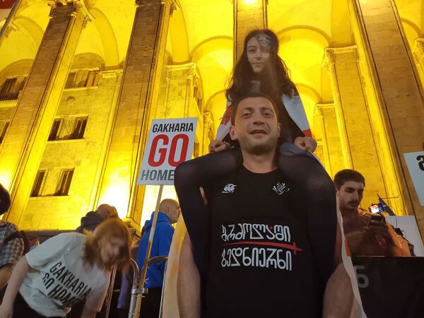 На акции протеста у парламента протестующие приходят семьями - Sputnik Грузия