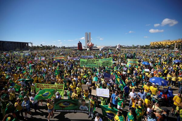 В то же время красочные и яркие демонстрации бразильцев чем-то напоминают карнавал - Sputnik Грузия