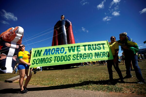 Участники демонстраций поддерживают министра юстиции Бразилии Серхио Моро, который ведет расследование - Sputnik Грузия