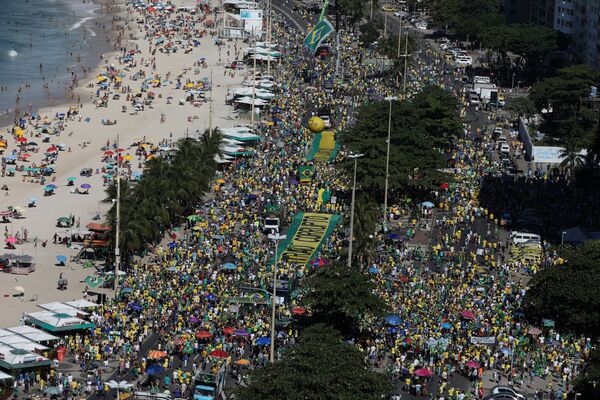 Десятки тысяч протестующих заполнили пляж Копакабана в Рио-де-Жанейро - Sputnik Грузия