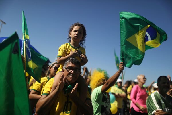 На демонстрации бразильцы выходят семьями и с детьми - Sputnik Грузия