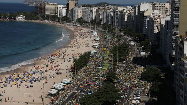 ბრაზილიაში კოპაკაბანას სანაპიროზე ათასობით მომიტინგემ მოიყარა თავი - Sputnik საქართველო