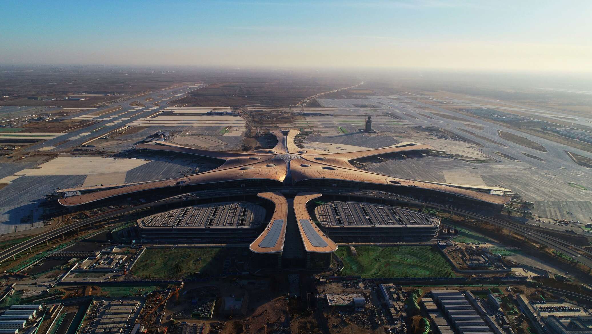 Аэропорт beijing. Пекинский Международный аэропорт Дасин. Пекин Дасин, Международный аэропорт, Китай. Новый аэропорт Пекина Дасин. Заха Хадид аэропорт Пекина.
