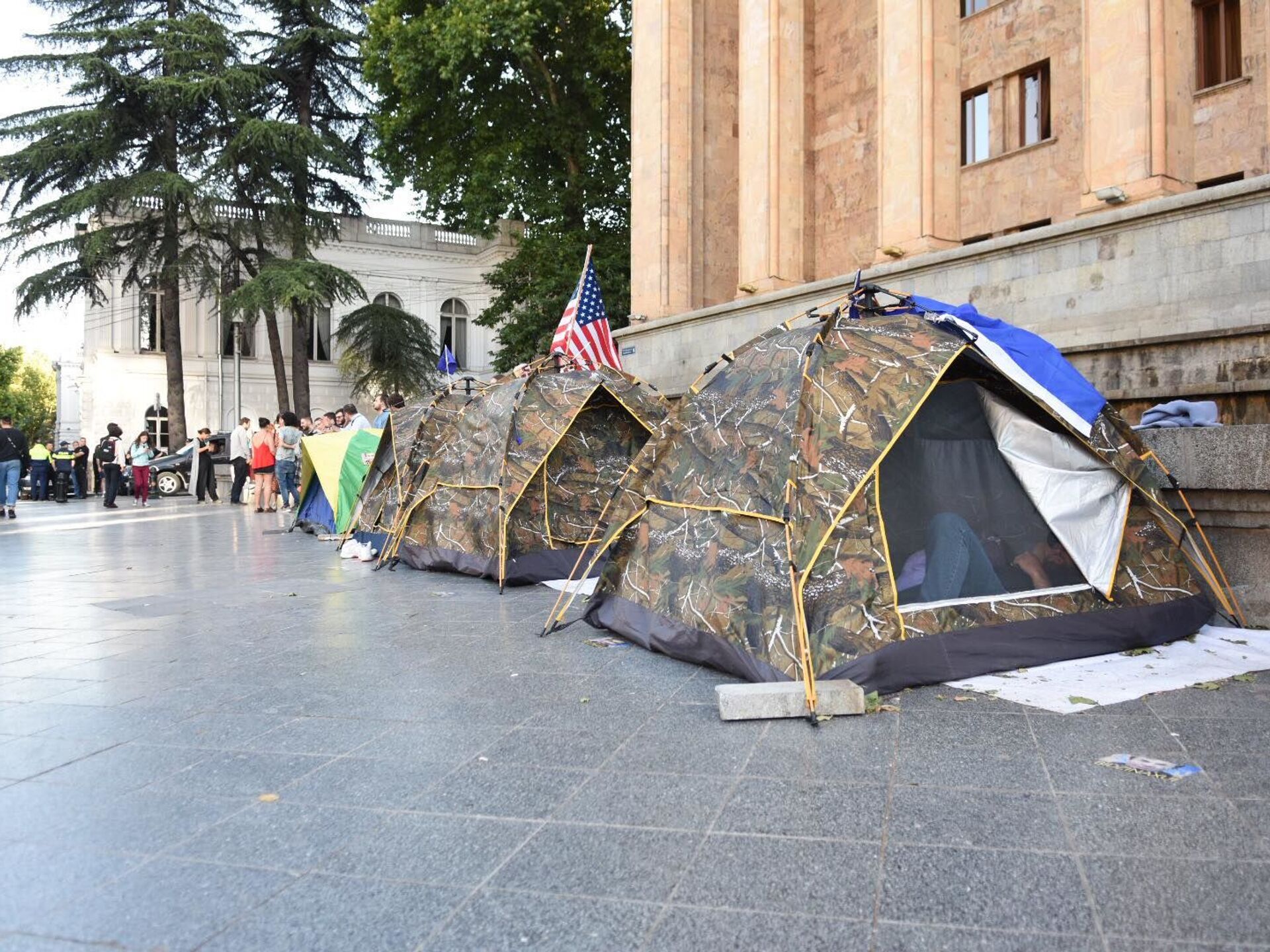Бомжи в палатке. Палатки бездомных. Парламент Грузия палатки.