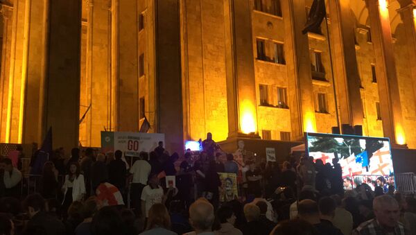 Двенадцатый день протестов в столице Грузии: что происходит у парламента - видео - Sputnik Грузия