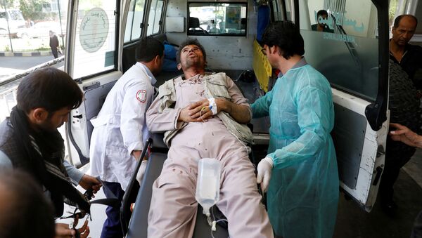 Врачи увозят раненого в результате взрыва. Кабул - Sputnik Грузия