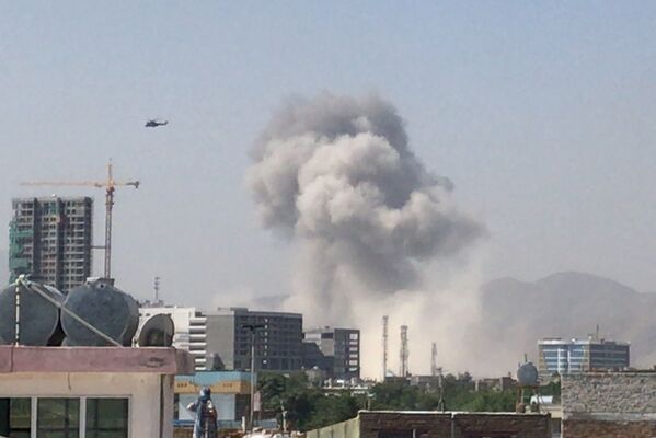 Новый сильный взрыв в столице Афганистана потряс город - столб дыма был виден издалека, его снимали очевидцы из окон проезжавших машин - Sputnik Грузия