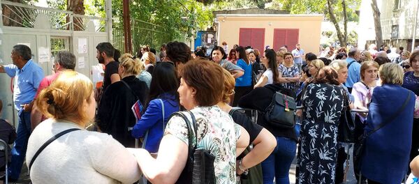 გამოცდებზე შესული აბიტურიენტების მშობლები გამოცდებზე შესული აბიტურიენტების მშობლები - Sputnik საქართველო